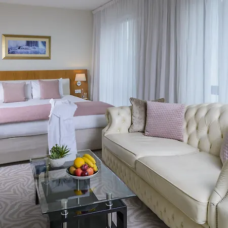 Отель The Ellison Каслбар